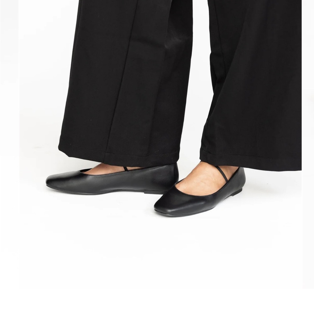 Billini Finnick Ballet Flats in Black